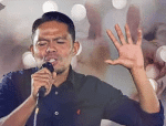 Father Hardiato, together with other missionaries, encourages people to put their complete trust in Jesus in the live show.