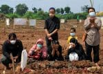Relatives grieve at the grave of a victim of Covid-19 after his funeral in Jakarta, Indonesia, on June 21. Photo: CNS/Ajeng Dinar Ulfiana, Reuters