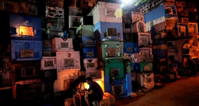 Filipinos flock to cemeteries ahead of All Saints’ Day closure