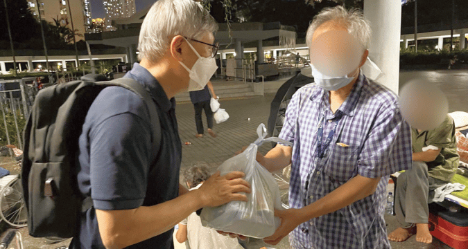 Bishop joins volunteers serving Hong Kong’s homeless