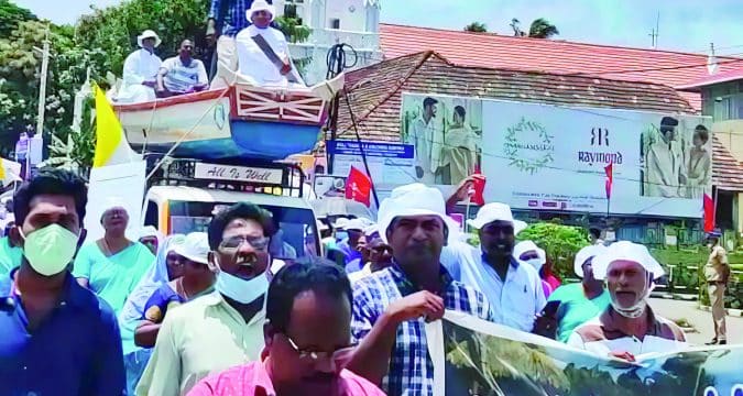 ￼Protesting fisherfolk to study impact of Indian port project