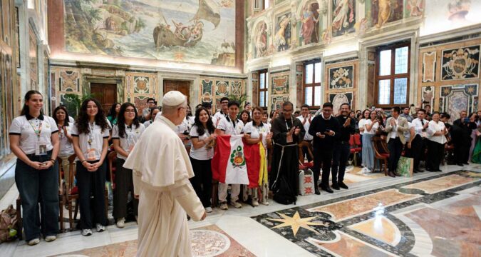 Pope welcomes young for jubilee, thanks media, renews appeal for peace Pope welcomes young for jubilee, thanks media, renews appeal for peace