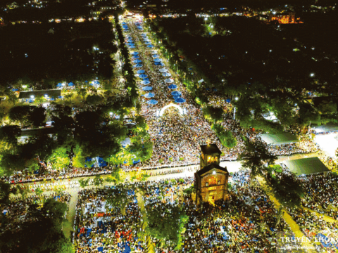 Vietnamese faithful throng shrine to celebrate the Assumption 