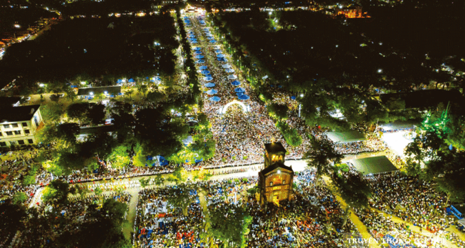 Vietnamese faithful throng shrine to celebrate the Assumption Vietnamese faithful throng shrine to celebrate the Assumption