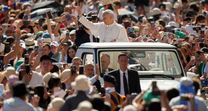 Communicating with honesty and prudence can help heal world, pope says