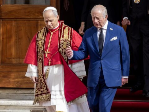 Pope and British king share historic prayer  Pope and British king share historic prayer