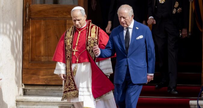 Pope and British king share historic prayer  Pope and British king share historic prayer