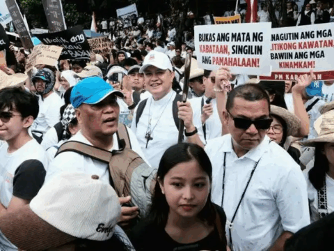 Filipinos protest corruption by wearing white for Mass  Filipinos protest corruption by wearing white for Mass