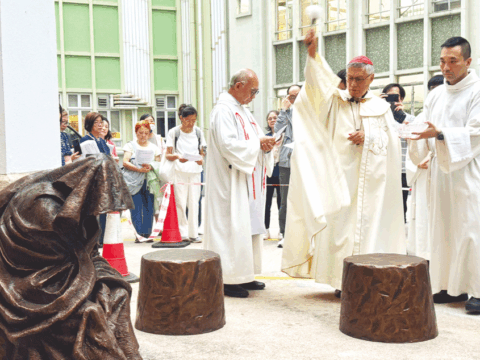 Statue at cathedral reminds us to welcome strangers Statue at cathedral reminds us to welcome strangers
