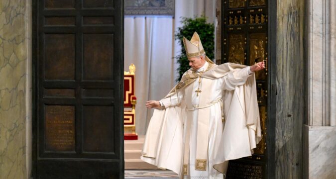 Resist allure of power and serve humanity, pope says at end of Holy Year