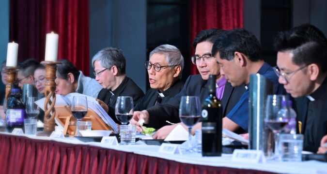 Catholic and Anglican faithful share Passover meal in Kowloon City