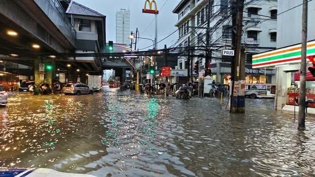 At least 12 dead, over 585,000 displaced in Philippine flooding